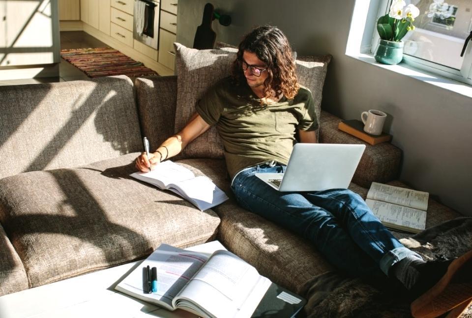 Studenti che collaborano su esercizi pratici di budget