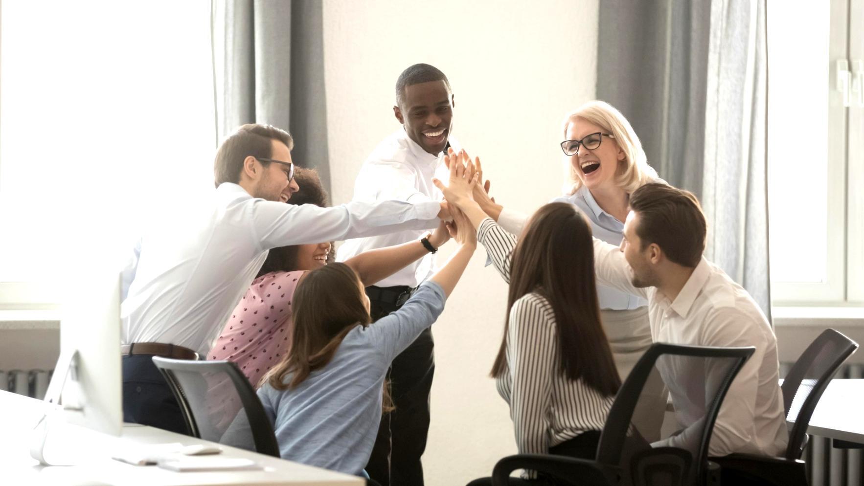 Team di Pyronivexa che collabora su progetti di apprendimento interattivi