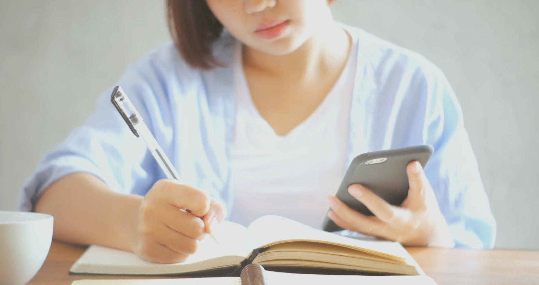 Ambiente di lavoro collaborativo con strumenti digitali per la gestione finanziaria